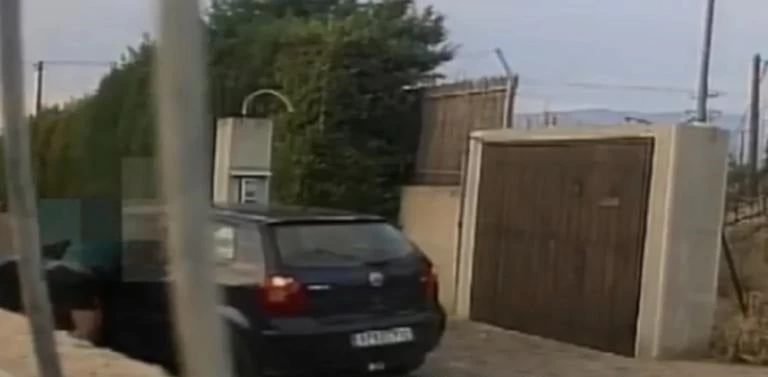 Απίστευτο περιστατικό στη Κόρινθο: Την «πίρε από πίσω» και την ξυλοκόπησε στην είσοδο του σπιτιού (βίντεο)
